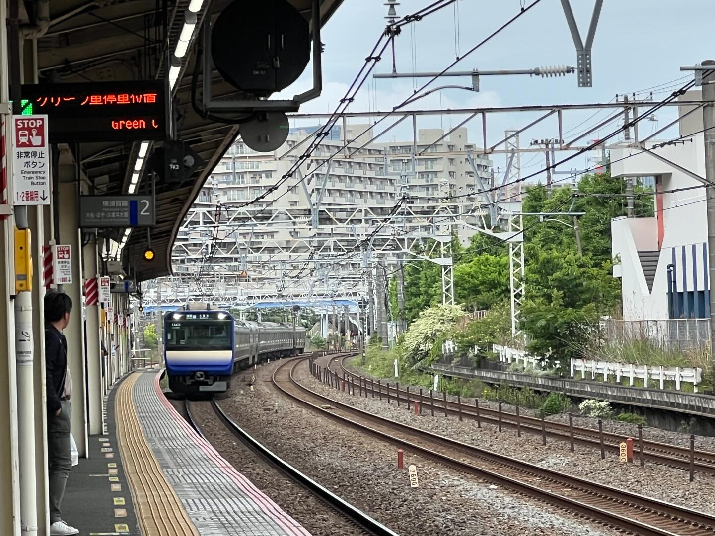 電車、そこで止まってるんだけど